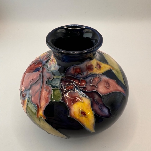 William Moorcroft Spotted Ruffled Orchid or Ruffled Lady Slipper petite vase - Picture 4 of 11